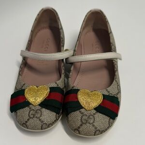 Gucci Kids Beige Shoes with Gold Heart
